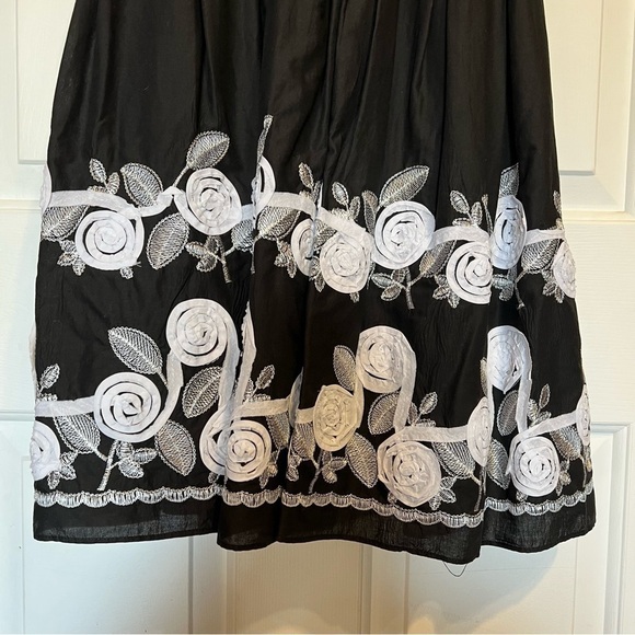 Laura Petites Fit & Flare Black with Detailed White Flowers, Size 4p, #71 - Picture 6 of 11